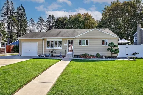 100 Aurora Dr, Warwick, RI 02889