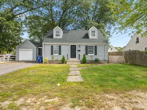 40 Buttonwoods Ave, Warwick, RI 02886