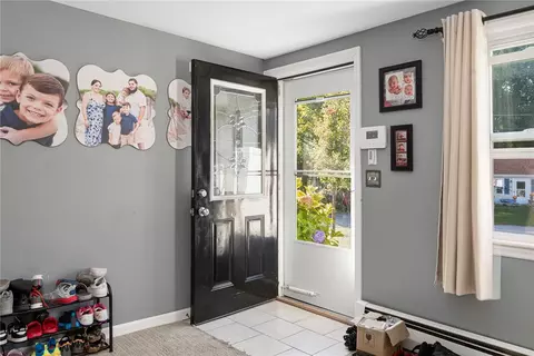 Entry Way - 16 Pasadena Ct, Warwick, RI 02888 photo 2 of 5