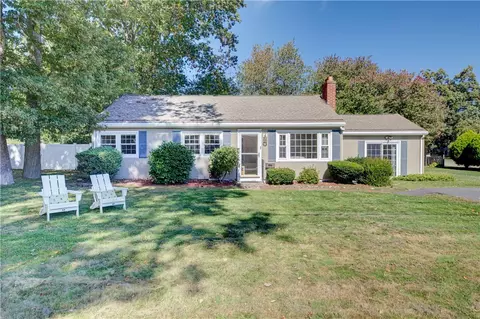 9 Sherwood Ln, Barrington, RI 02806