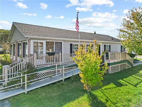 71 Blackbird St, Tiverton, RI 02878