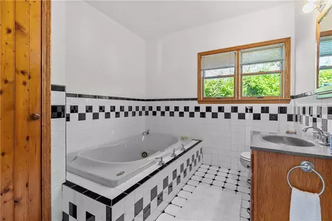 Bath - 180 W Main Rd, Little Compton, RI 02837 photo 3 of 3
