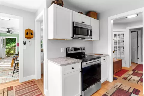 Entry Way - 346 Post Rd, Westerly, RI 02891 photo 2 of 3