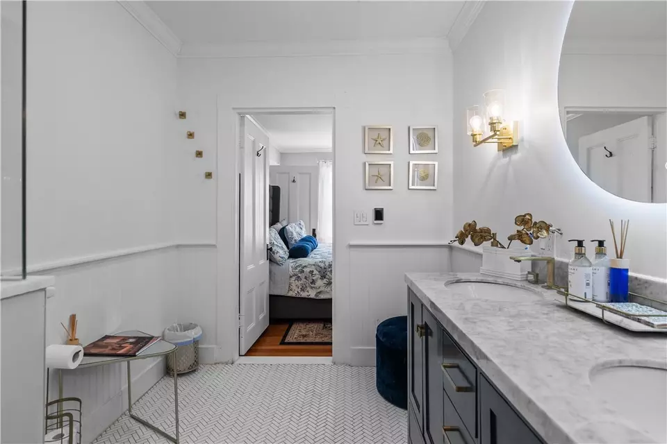 Bath - 8 Champlin St, Newport, RI 02840 photo 5 of 8