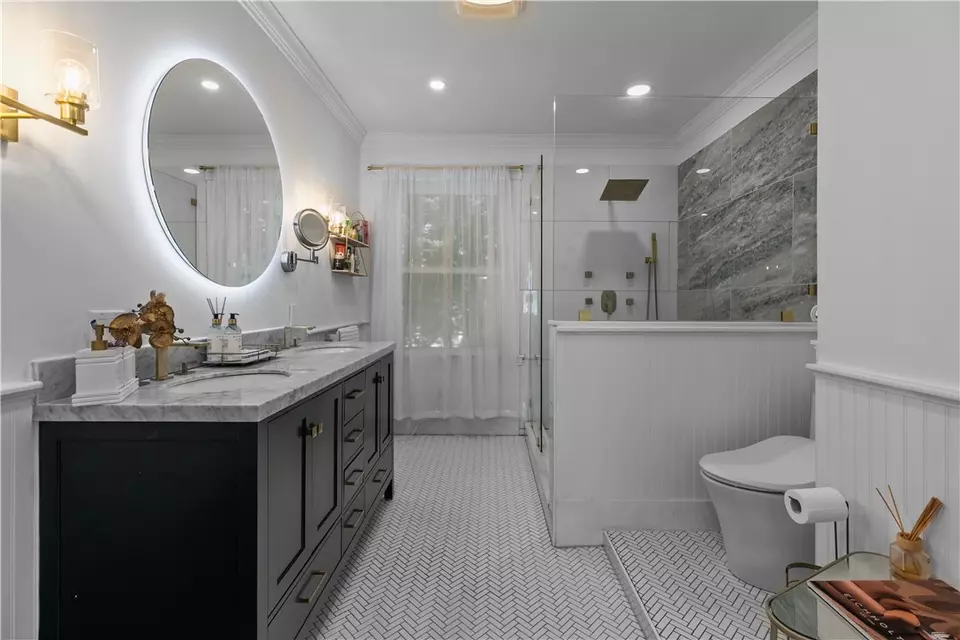 Bath - 8 Champlin St, Newport, RI 02840 photo 2 of 8