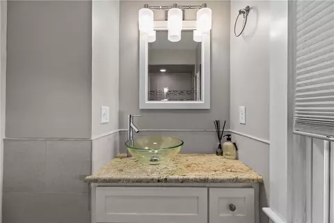 Bath - 8 Champlin St, Newport, RI 02840 photo 1 of 8
