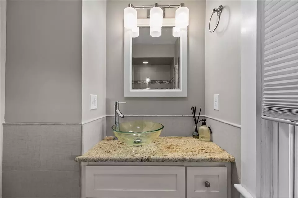 Bath - 8 Champlin St, Newport, RI 02840 photo 1 of 8