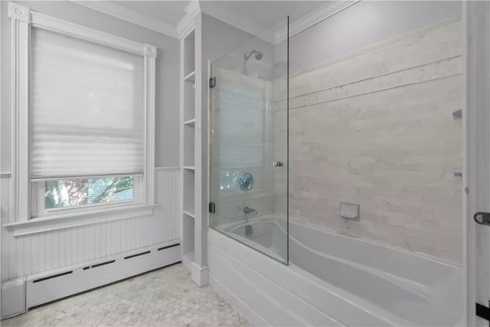 Bath - 8 Champlin St, Newport, RI 02840 photo 7 of 8