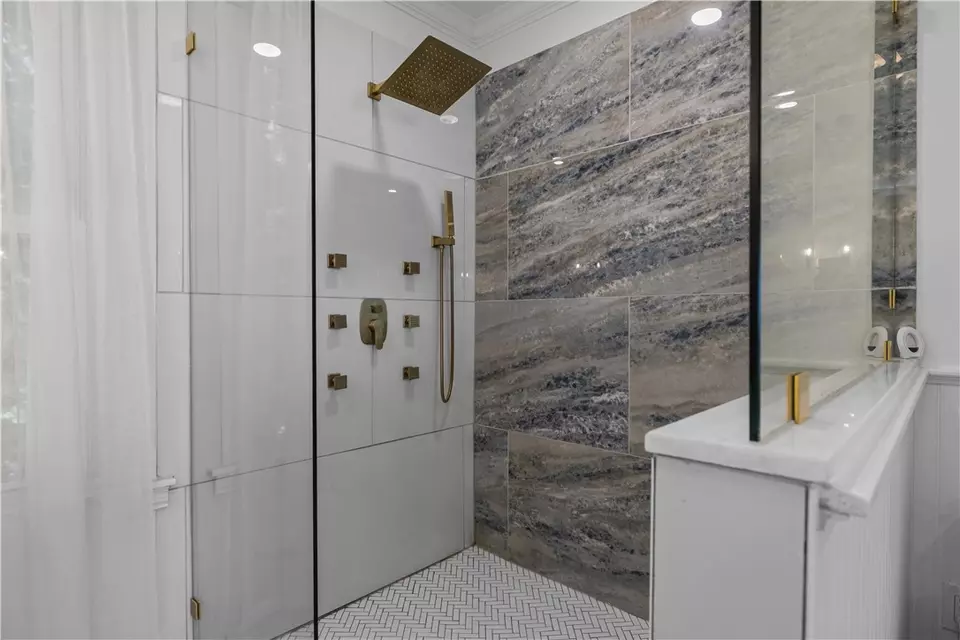 Bath - 8 Champlin St, Newport, RI 02840 photo 4 of 8
