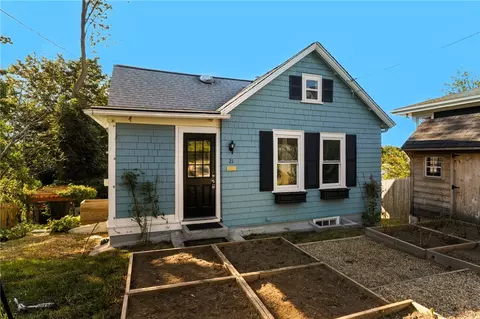 21 Summit Ave, Tiverton, RI 02878