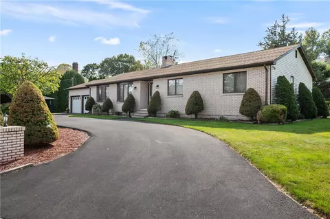 1 Ashley Dr, Lincoln, RI 02865
