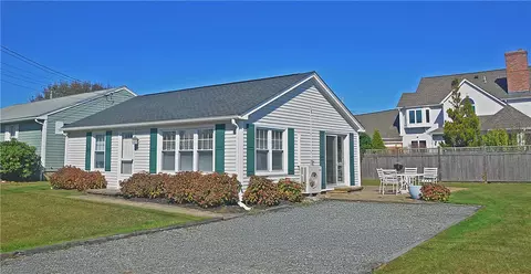 8 Pocono Rd, Narragansett, RI 02882