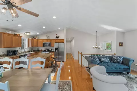 Entry Way - 2 Reynolds Rd, Glocester, RI 02814 photo 2 of 4