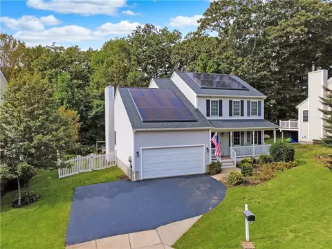 27 Bolles Ln, Mystic, CT 06355