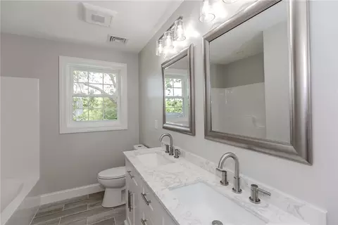 Bath - 325 Inez Ave, Warwick, RI 02886 photo 5 of 5