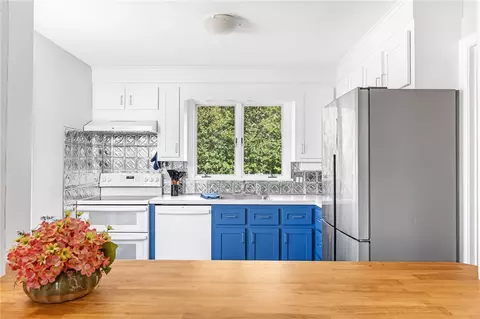 Kitchen - 18 Timothy Dr, Westerly, RI 02891 photo 5 of 6