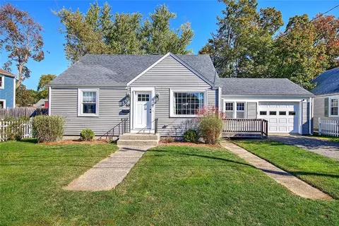 50 Larchmere Dr, Rumford, RI 02916