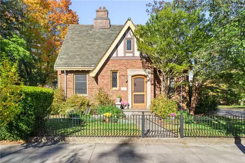 166 Lancaster St, Providence, RI 02906