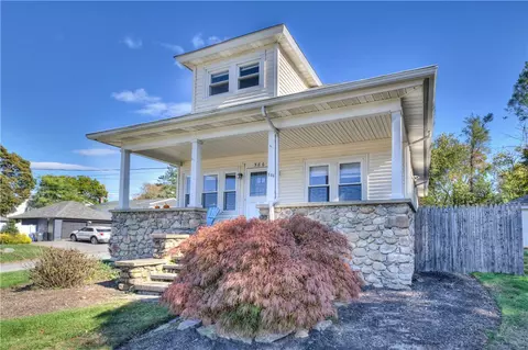 586 Oaklawn Ave, Cranston, RI 02920
