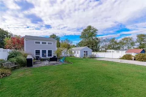 132 Highland Ave, Portsmouth, RI 02871