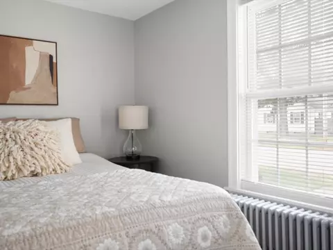 Bedroom - 40 Buttonwoods Ave, Warwick, RI 02886 photo 2 of 6