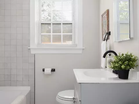 Bath - 40 Buttonwoods Ave, Warwick, RI 02886 photo 1 of 3