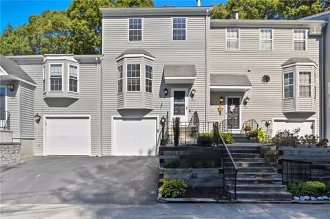 565 Quaker Ln #124, West Warwick, RI 02893