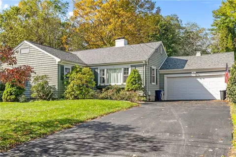 15 Frederick Dr, Barrington, RI 02806