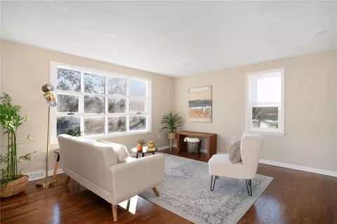 Living - 95 Kerri Lyn Rd, Warwick, RI 02889 photo 2 of 3