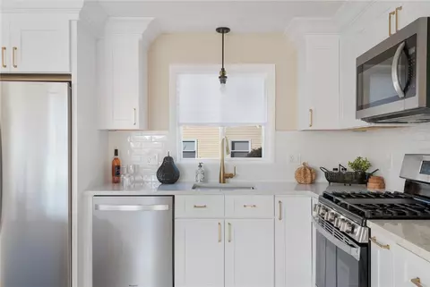 Kitchen - 95 Kerri Lyn Rd, Warwick, RI 02889 photo 2 of 2