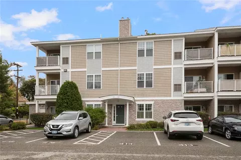 200 Roger Williams Ave #417, Rumford, RI 02916