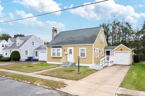 22 Community Dr, Cranston, RI 02905