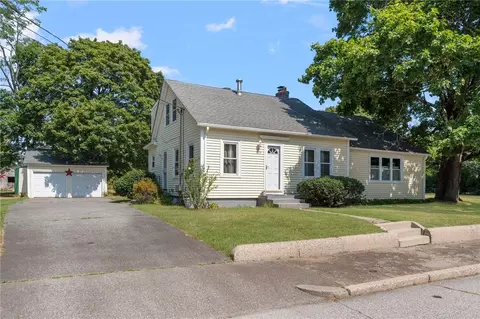 509 School St, North Kingstown, RI 02852