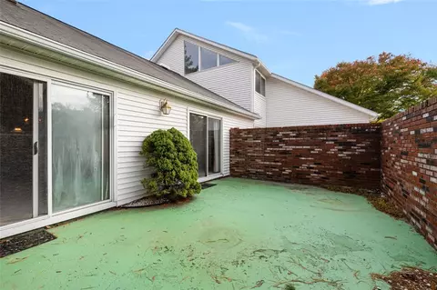Exterior - 931 Williamsburg Cir, Warwick, RI 02886 photo 3 of 10