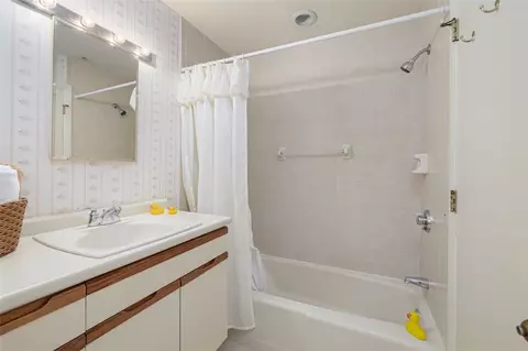 Bath - 931 Williamsburg Cir, Warwick, RI 02886 photo 2 of 3