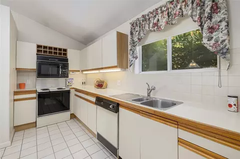 Kitchen - 931 Williamsburg Cir, Warwick, RI 02886 photo 2 of 4
