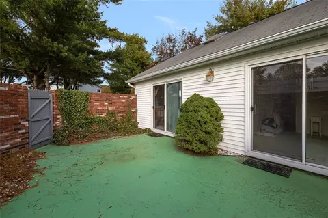 Exterior - 931 Williamsburg Cir, Warwick, RI 02886 photo 4 of 10