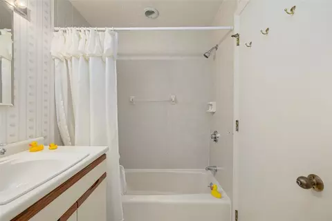 Bath - 931 Williamsburg Cir, Warwick, RI 02886 photo 3 of 3