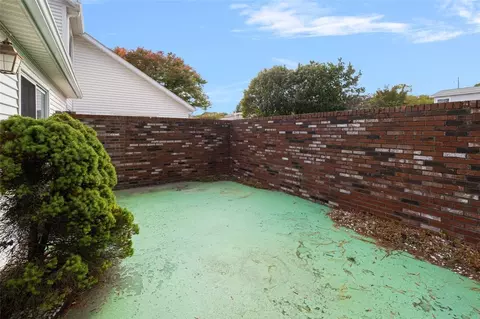 Exterior - 931 Williamsburg Cir, Warwick, RI 02886 photo 2 of 10