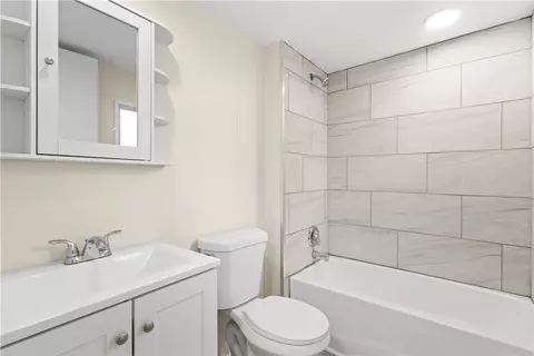 Bath - 21 Lear Dr, Coventry, RI 02816 photo 1 of 3