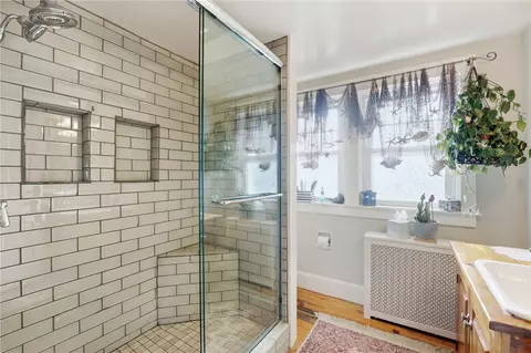 Bath - 117 Spring Green Rd, Warwick, RI 02888 photo 2 of 3
