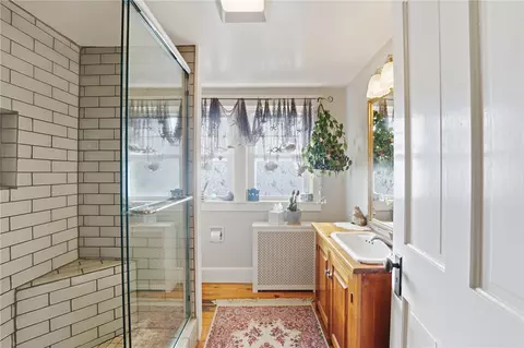 Bath - 117 Spring Green Rd, Warwick, RI 02888 photo 3 of 3