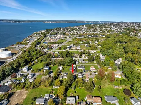 39 Hilton St, Tiverton, RI 02878