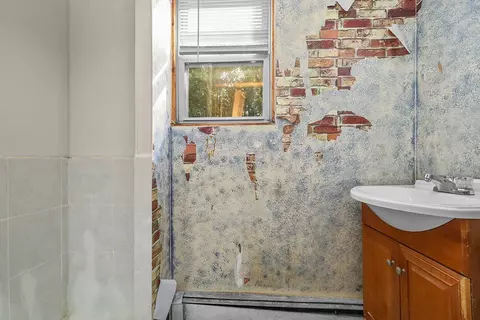 Bath - 625 Gaskill St, Woonsocket, RI 02895 photo 2 of 2