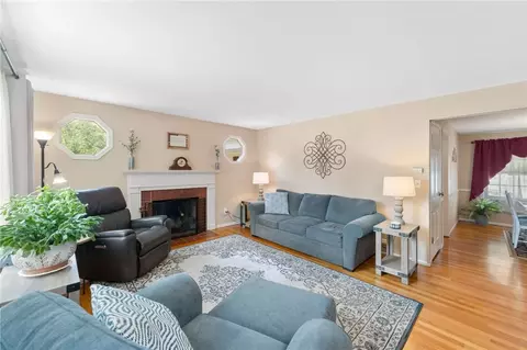 1 Woodhaven Dr, Cumberland, RI 02864