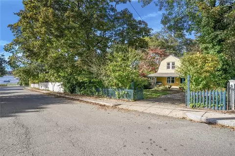 49 Bridge St, Warren, RI 02885