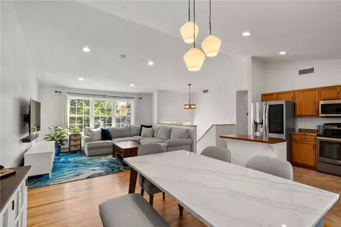 5 Meadow Ct, Smithfield, RI 02917