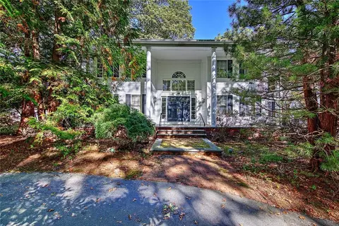 66 Dagnillo Dr, East Greenwich, RI 02818