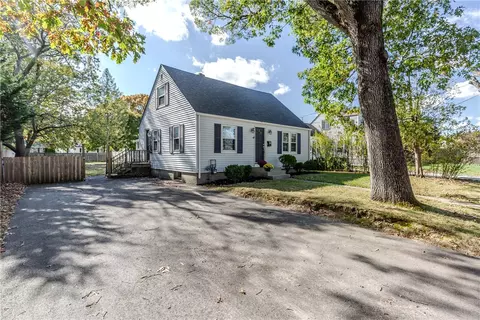 Exterior - 76 Massachusetts Ave, Warwick, RI 02888 photo 2 of 7