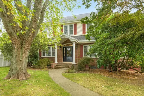 10 Evergreen Ave, Middletown, RI 02842